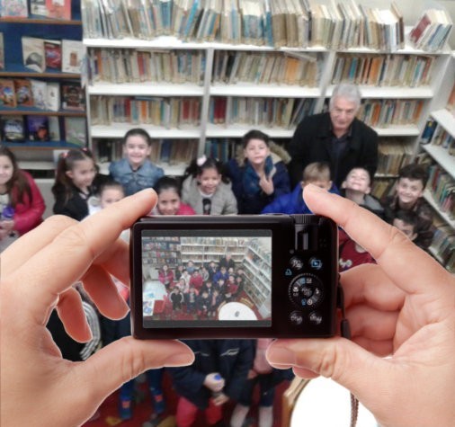 19 παιδιά που αγαπούν το βιβλίο και ο κ. Σωτήρης στη Βιβλιοθήκη μας