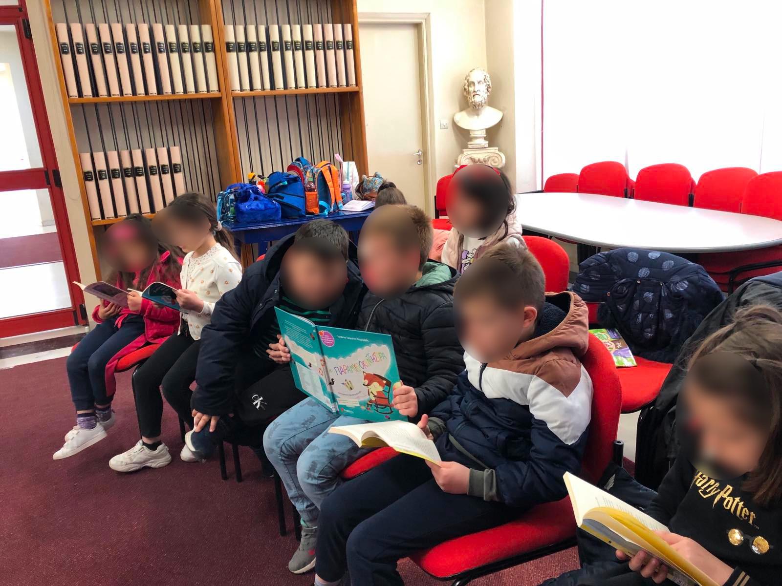 23 γλυκά παιδιά με την κ. Ράνια στη Βιβλιοθήκη μας