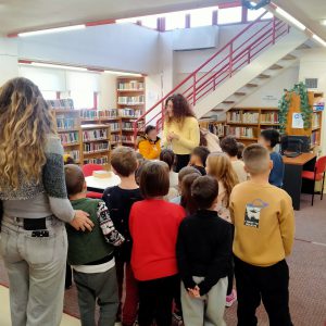 Επίσκεψη της Α2’ Τάξης του 2ου Δημοτικού Σχολείου Πύργου στη Βιβλιοθήκη μας 8 Επίσκεψη της Α2’ Τάξης του 2ου Δημοτικού Σχολείου Πύργου στη Βιβλιοθήκη μας